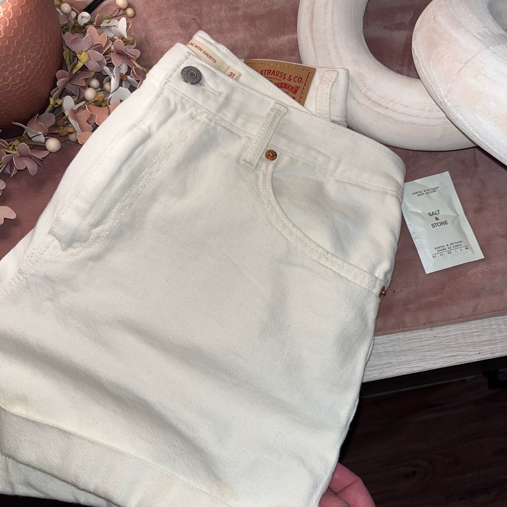 Levi's A-Line Mom Denim Jeans Shorts "Want Not" Off White - Picture 4 of 6
